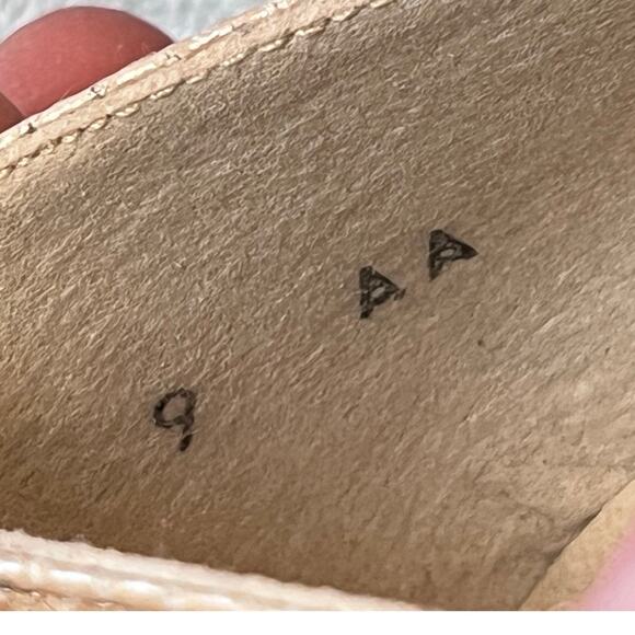 Stuart Weitzman Women's Size 9AA White Impala Bone Chex Calf Dress Pump - Picture 2 of 9